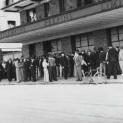 Queue for employment, Castlemaine Perkins Brewery, Milton, c1937