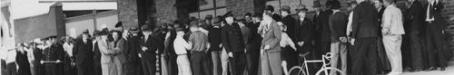 Queue for employment, Castlemaine Perkins Brewery, Milton, c1937